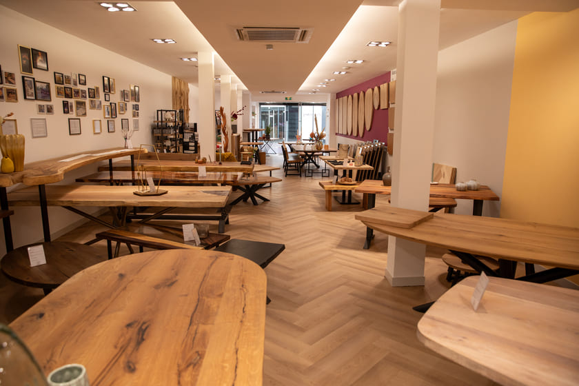 tafels in de showroom in van De Vloerenfabriek