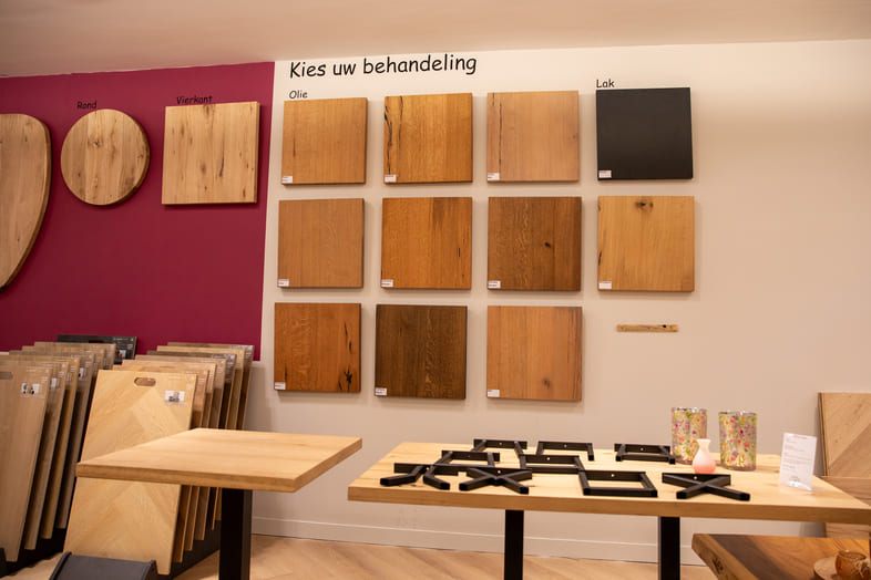 Tafels in de showroom van De Vloerenfabriek