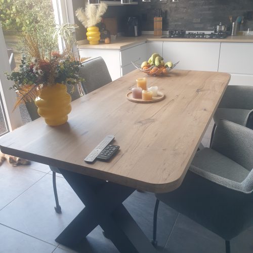 Eiken rechte tafel met afgeronde hoeken en X poten
