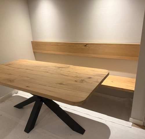 Eiken rechte tafel met afgeronde hoeken en Matrix poot