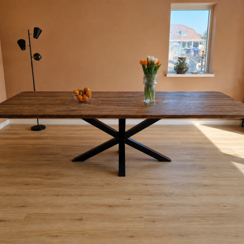 Verjongde rechte eiken tafel met afgeronde hoeken en matrix