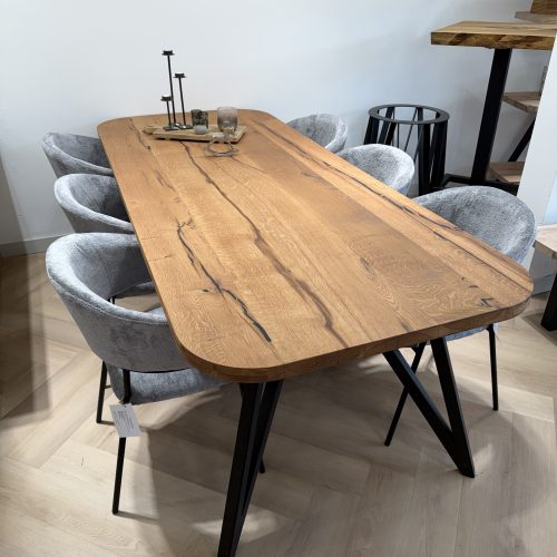 Eiken rechte tafel met afgeronde hoeken en poten