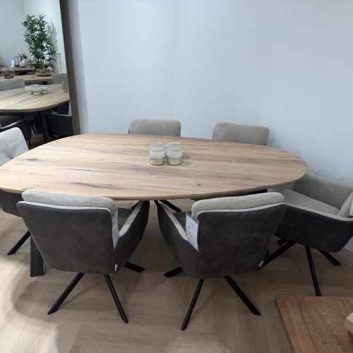 eetkamer stoel met een organische eiken eettafel